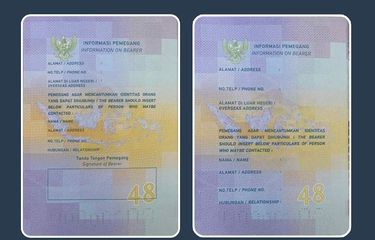 Ilustrasi paspor Indonesia desain lama dengan kolom tanda tangan dan paspor Indonesia desain baru tanpa kolom tanda tangan.