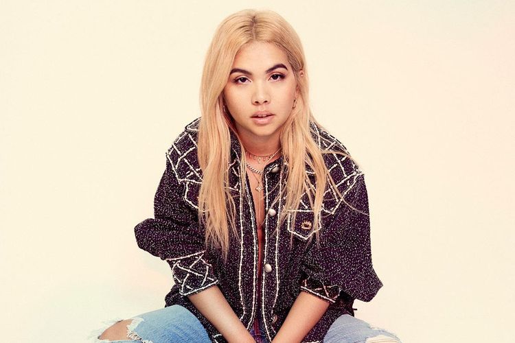 Musisi dengan julukan Yesusnya Para Lesbian, Hayley Kiyoko