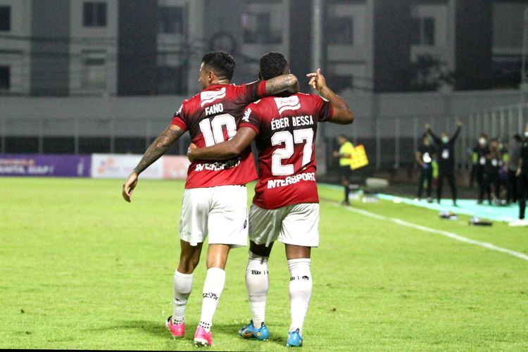 Pemain Bali United, Stefano Lilipaly dan Eber Bessa, merayakan gol tim ke gawang Madura United dalam laga Liga 1 2021-2022 di Stadion Kompyang Sujana, Senin 21 Maret 2022.