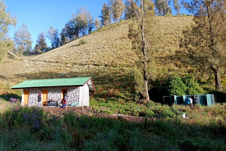 Fasilitas toilet baru (kiri) dan toilet lama (kanan) di Ranu Kumbolo mulai digunakan para pendaki Gunung Semeru, Sabtu (7/4/2018).