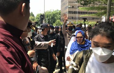 Aparat kepolisian kembali membubarkan massa Reuni 212 di perempatan Jalan Wahid Hasyim, Tanah Abang, Jakarta Pusat pada Kamis (2/12/2021) siang.