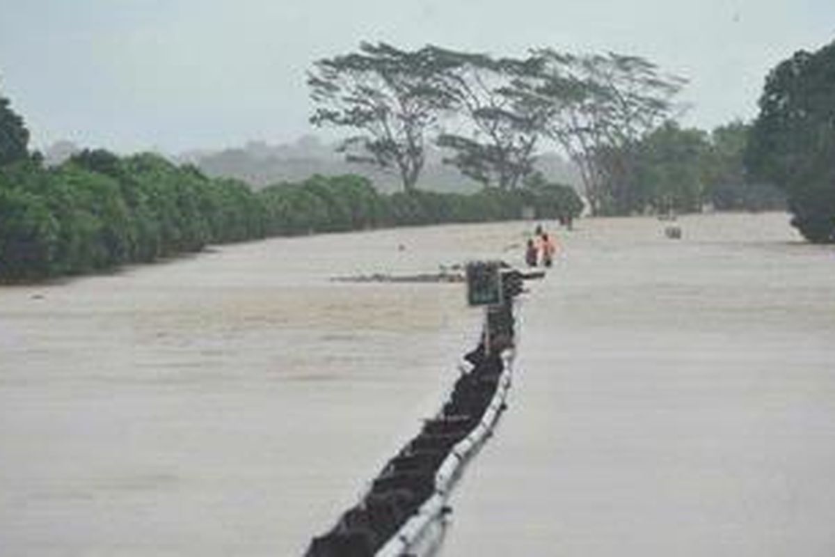 Tol Jakarta-Merak di kilometer 57 Serang, Banten, putus karena banjir, Kamis (10/1/2013). Banjir disebabkan meluapnya Sungai Ciujung.