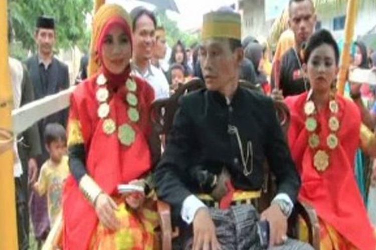 Sebuah tradisi pernikahan dua keturunan bangsawan Bugis dan Mandar. Sajian tradisi dari kedua suku menjadi sarana hiburan yang menarik bagi para tamu dan warga sekitar.