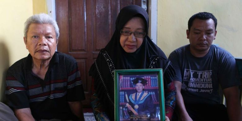 Hasna Dani Paita (tengah) mendekap bingkai foto anak pertamanya, Wahyudin S Lamampara, yang meninggal dunia dalam ledakan tungku smelter nikel di PT ITSS Morowali pada Minggu (24/12/2023)