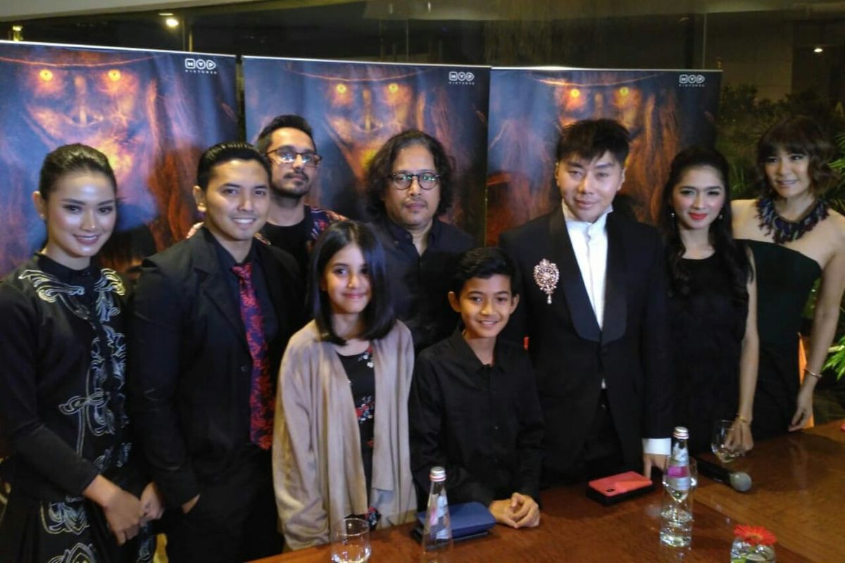 Jumpa pers film Roy Kiyoshi The Untold Story di kawasan Epicentrum, Kuningan, Jakarta Selatan, Kamis (14/3/2019). Terlihat di dalamnya Roy Kiyoshi, Angel Karamoy, Jose Purnomo, dan Olga Lydia.