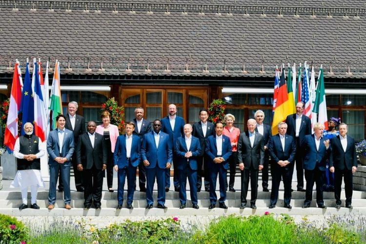 Presiden Joko Widodo dan Sesi foto bersama para pemimpin dunia yang hadir di KTT G7 di Schloss Elmau, Jerman, Senin (27/6/2022).