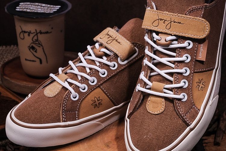 Sepatu dengan pewarna ampas kopi hasil kolaborasi Sage Footwear dengan Janji Jiwa