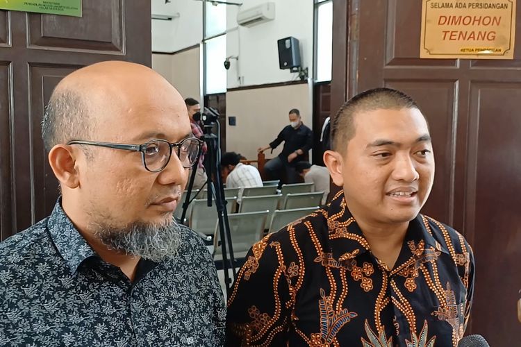 Eks penyidik Komisi Pemberantasan Korupsi (KPK) Novel Baswedan (kiri) dan Yudi Purnomo (kanan) saat ditemui wartawan usai mengikuti sidang gugatan praperadilan Ketua KPK nonaktif Firli Bahuri dalam kasus dugaan pemerasan terhadap eks Menteri Pertanian Syahrul Yasin Limpo (SYL) di Pengadilan Negeri Jakarta Selatan, Kamis (14/12/2023).