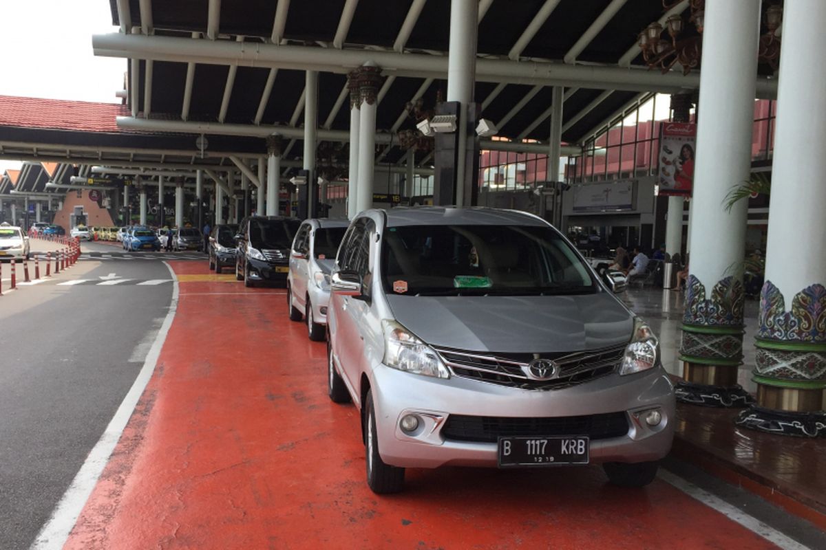 Antrean armada GrabCar di jalur satu Terminal 1B Kedatangan Bandara Soekarno-Hatta, Tangerang, Selasa (24/10/2017). Layanan taksi online dari Grab di bawah naungan Induk Koperasi Kepolisian (Inkoppol) resmi beroperasi mengangkut penumpang di Bandara Soekarno-Hatta per hari Senin (23/10/2017). 