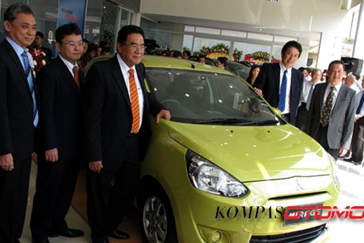 Direksi KTB dan PT Dwindo Berlian Samjaya meresmikan dealer baru di Jakarta Timur.