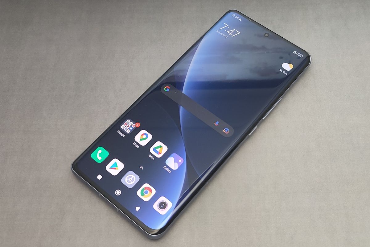 Xiaomi 12 Pro dengan layar 6,7 inci, memiliki semua tombol daya dan volume di satu sisi.