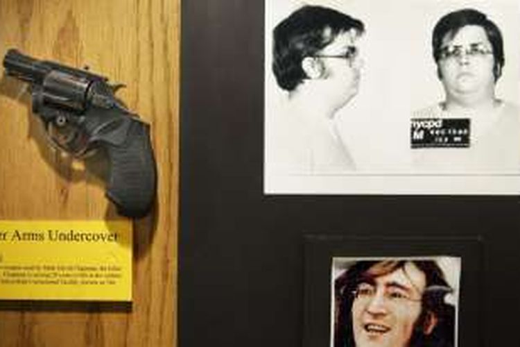 Senjata yang digunakan Mark David Chapman to untuk membunuh John Lennon dipamerkan di sebelah foto mereka di museum kecil milik divisi investigasi forensik Kepolisian New York.