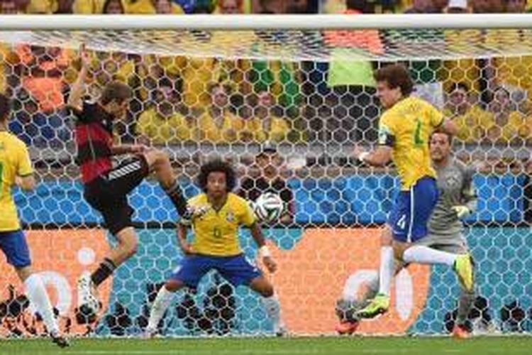 Penyerang Jerman, Thomas Mueller (2 dari kiri), mencetak gol pertama Jerman ke gawang Brasil pada laga semifinal Piala Dunia 2014 di Belo Horizonte, Selasa (8/7/2014).