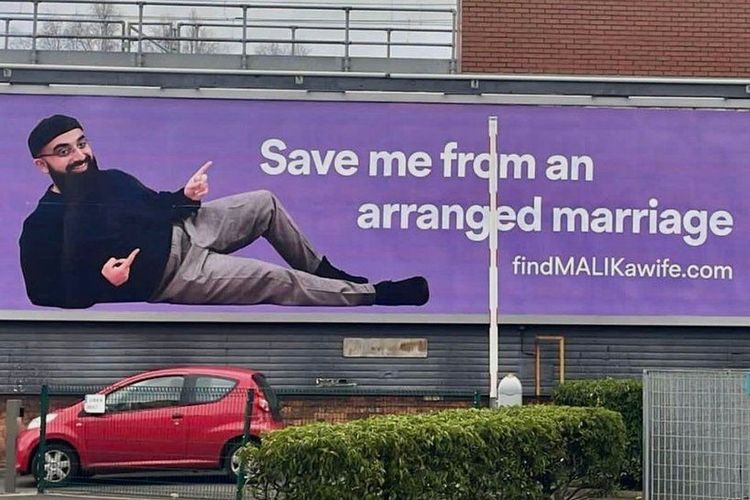 Muhammad Malik menyewa beberapa papan iklan di seluruh kota Birmingham dalam usahanya untuk menemukan seorang istri, menurut laporan Birmingham Live. 