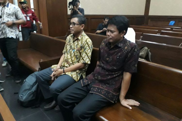 Inspektur Jenderal Kementerian Desa, Pembangunan Daerah Tertinggal, dan Transmigrasi (Kemendes PDTT) Sugito dan Kepala Bagian Tata Usaha dan Keuangan Inspektorat Kemendes, Jarot Budi Prabowo sebelum mulai sidang di Pengadilan Tipikor, Jakarta, Rabu (11/10/2017).