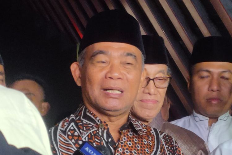 Menteri Koordinator Pembangunan Manusia dan Kebudayaan (PMK) Muhadjir Effendy di Masjid At-Taufiq, Lenteng Agung, Jakarta Selatan, Rabu (21/6/2023) malam.