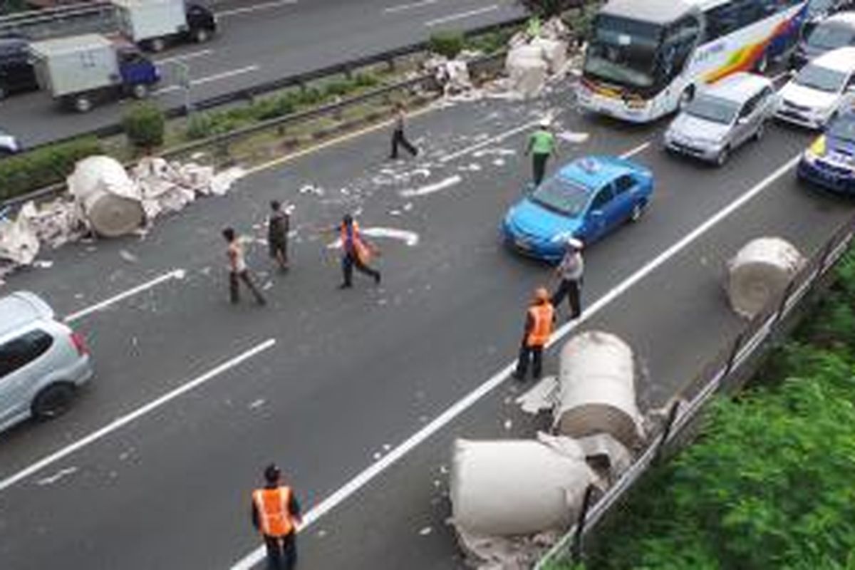 Rol kertas terjatuh dari sebuah truk bernomor polisi B 9185 NG. Tidak ada korban jiwa dalam peristiwa itu namun kemacetan cukup padat. Rabu (2/4/2014).