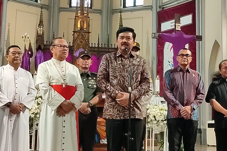 Menko Polhukam Hadi Tjahjanto saat ditemui di Gereja Katedral, Jakarta Pusat, Kamis (28/3/2024).