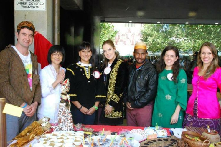 Linda Sukamta (kebaya putih) bersama mahasiswa program bahasa Indonesia La Trobe University di acara Harmony Day.