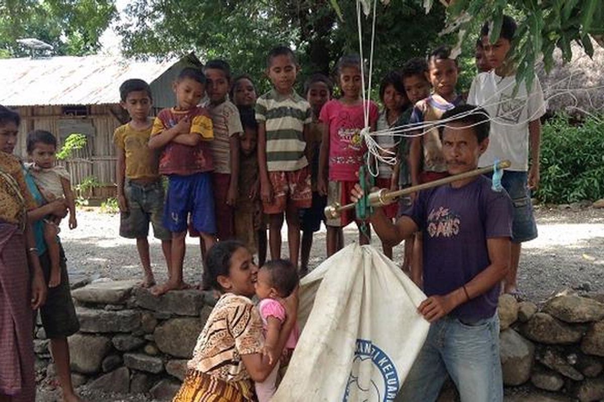 Warga sedang menimbang balita di bawah pohon di Kampung Kofin, Desa Tasinifu, Kecamatan Mutis, Kabupaten Timor Tengah Utara (TTU), NTT.
