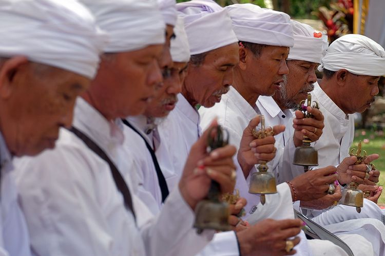 Pemuka agama Hindu memimpin persembahyangan pada peringatan Hari Puputan Margarana.