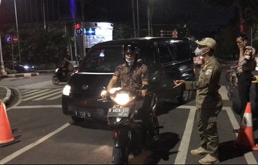Seorang pengendara motor mengaku sebagai warga di Jalan Mendawai 1 memaksa masuk ke Jalan Bulungan yang sedang ditutup karena PSBB Masa Transisi pada Jumat (8/1/2021) pukul 22.41 WIB.