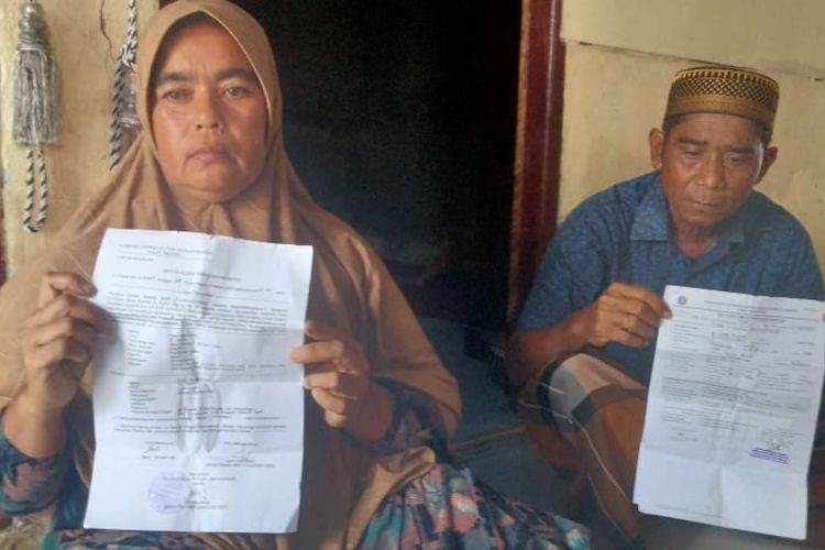Fauziah, ibu kandung Imam Masykur (25) memperlihatkan surat laporan polisi atas kematian putranya di rumah mereka di Desa Mon Keulayu, Kecamatan Gandapura, Kabupaten Bireuen, Provinsi Aceh, Minggu (27/8/2023)