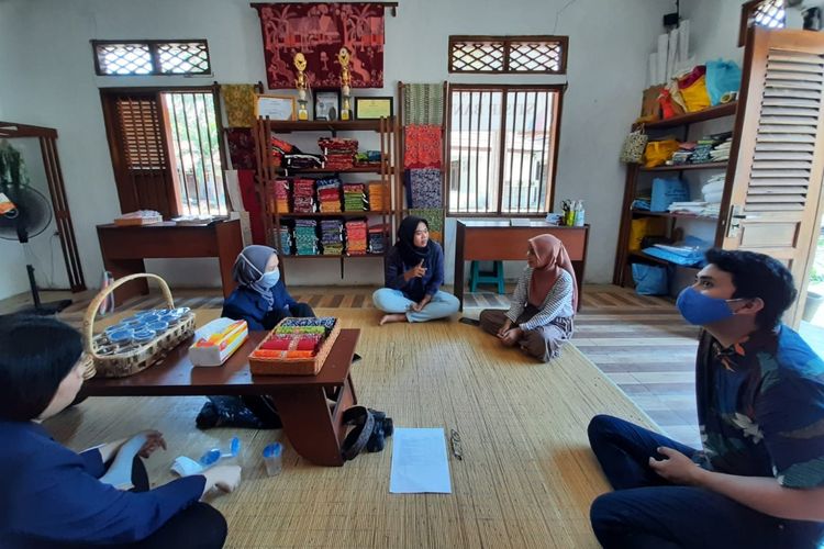 Mahasiswa President University, sedang melakukan FGD (Focus Group Discussion) di sanggar Batik Cikadu.