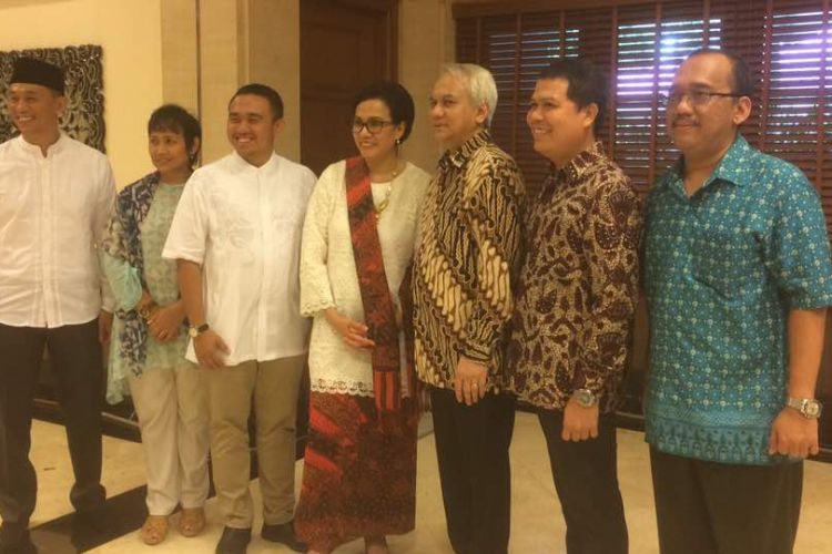 Menteri Keuangan Sri Mulyani Indrawati tengah berfoto bersama tamu pada acara open house Idul Fitri di rumah dinasnya di Jakarta, Minggu (25/6/2017).