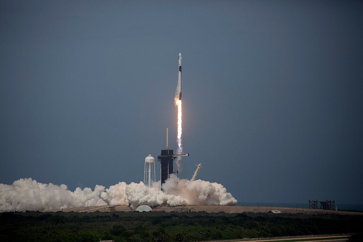 Roket perdana SpaceX bernama Crew Dragon berisi dua astronot AS diluncurkan dari Florida, lokasi yang sama dengan peluncuran misi Apollo. 