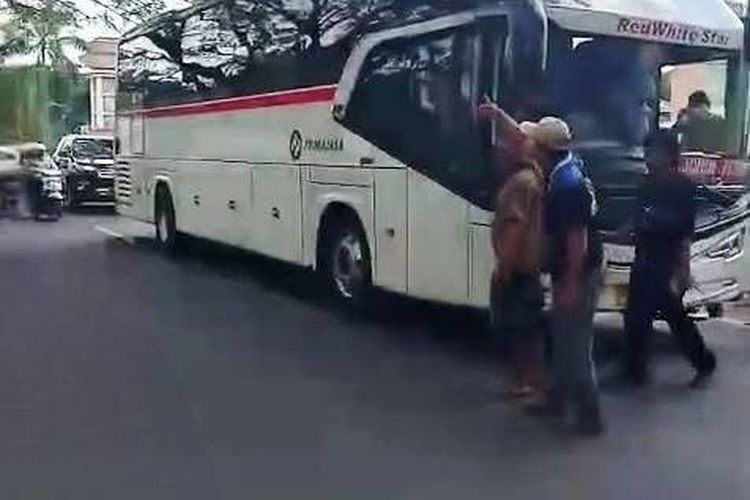Viral Sopir Elf Cegat Bus Primajasa di Indramayu, Penumpang Dipaksa Turun di Tengah Jalan