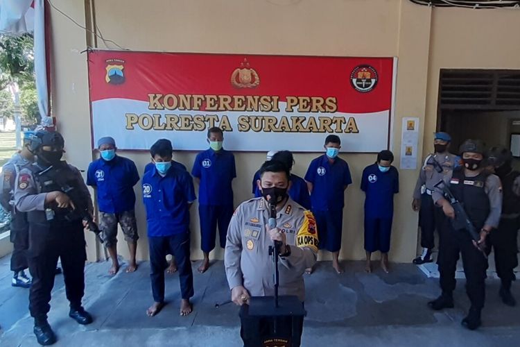 Kapolresta Solo, Kombes Pol Ade Safri Simanjuntak dalam konferensi pers kasus dugaan pengeroyokan dan perusakan acara adat midodareni di Mapolresta Solo, Jawa Tengah, Kamis (20/8/2020).
