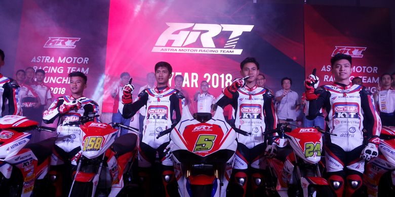 Para pebalap muda belia yang dimiliki Astra Racing Team (ART) 2018 saat acara peluncuran di Jakarta, Selasa (13/3/2018). Mereka semua masih berusia di bawah 17 tahun.