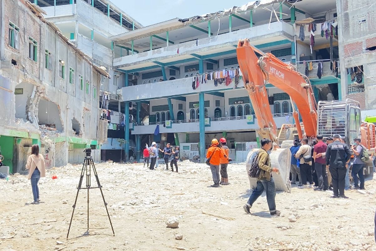 Kondisi runtuhan mushala Ponpes Al Khoziny Sidoarjo usai ambruk, Selasa (7/10/2025). Selama operasi pencarian sembilan hari, tim SAR gabungan berhasil mengevakuasi total 171 korban, dengan 67 orang meninggal dunia termasuk delapan bagian tubuh