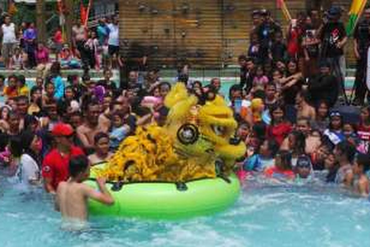 Barongsai menghibur wisatawan di kolam renang wahana Dragon Slide Ocean Water Adventure Taman Impian Jaya Ancol, Jakarta, Senin (8/2/2016). Perguruan Cetiya Kusala Cetana berasal dari Desa Tegal Angus, Kecamatan Teluk Naga, Kota Tangerang, Banten. 