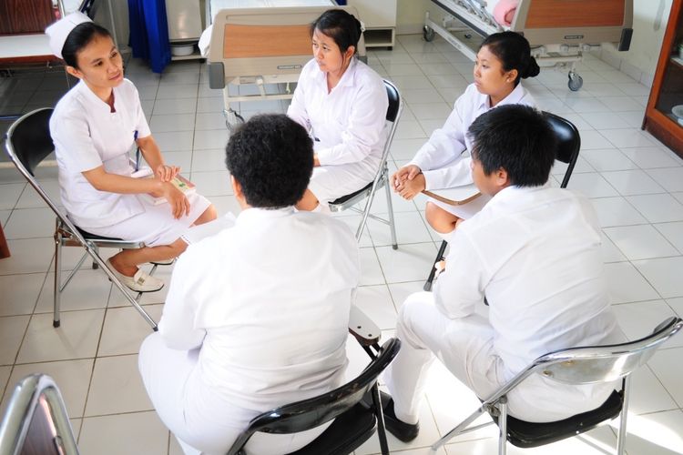 Perawat adalah orang yang mendapat pendidikan khusus untuk merawat, terutama merawat orang sakit. Berapa gaji perawat di Indonesia (perawat di rumah sakit)?