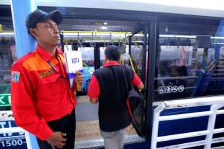 Sejumlah penumpang menggunakan Bus Vintage Transjakarta sebagai angkutan umum di halte Busway Blok M, Jakarta Selatan. Minggu ( 27/11/2016). Bus Vintage Transjakarta dibuat untuk mengenang kejayaan bus Pengangkut Penumpang Djakarta (PPD).