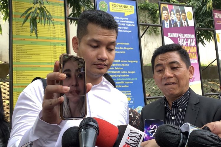 Pedangdut Dewi Perssik melakukan panggilan video menanggapi soal status pernikahannya denga Angga Wijaya yang sudah resmi bercerai di Pengadilan Agama Jakarta Selatan, Senin (1/8/2022). 