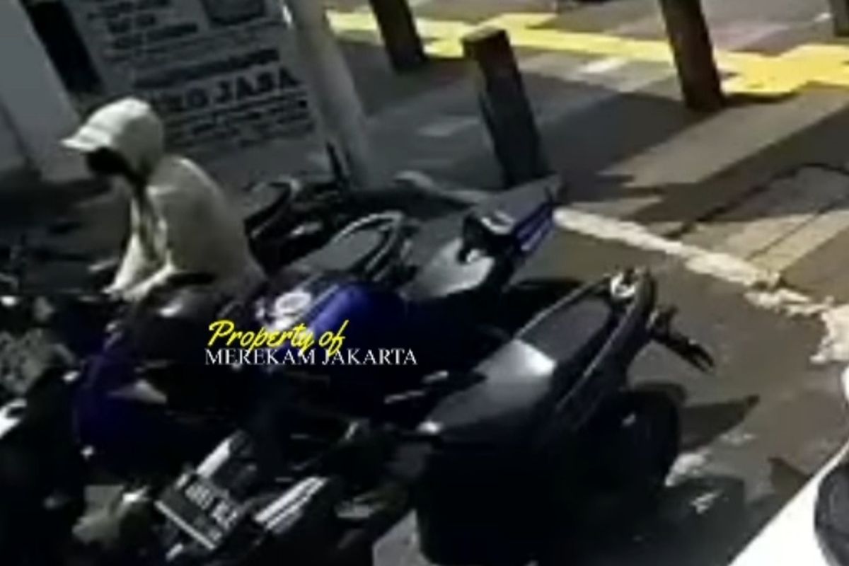 Aksi pencurian sepeda motor terjadi di salah satu perkantoran di wilayah Kemang Raya, Bangka, Mampang Prapatan, Jakarta Selatan, Senin (23/5/2022) siang.