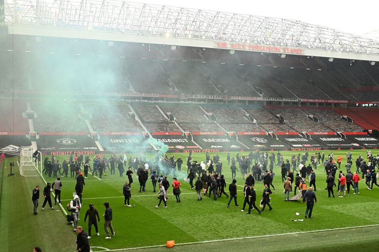 Para suporter Manchester United melakukan aksi protes di Stadion Old Trafford pada Minggu (2/5/2021). Ini membuat laga melawan Liverpool terpaksa ditunda.