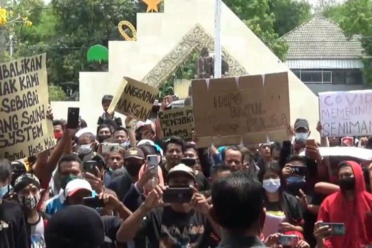 UNJUK RASA—Ratusan pekerja seni Kabupaten Madiun menggelar unjuk rasa di Gedung DPRD menuntut dewan dan Pemerintah Kabupaten Madiun memberikan ijin mereka manggung kembali, Selasa (3/11/2020).
