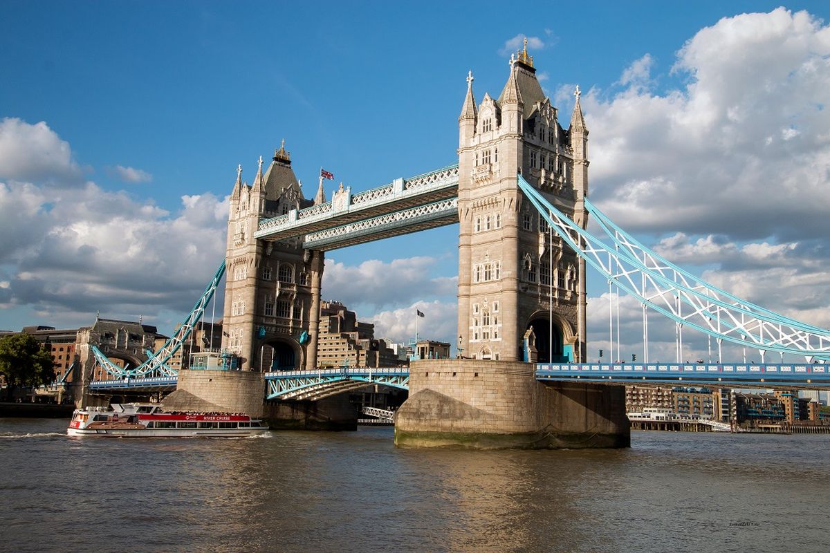 Tower Bridge, London, Inggris DOK. Shutterstock