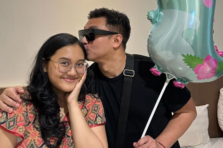 Putri sulung dari personel Kahitna Harry Suhardiman, Oriza Violinar, mengalami kecelakaan pada Selasa (2/12/2023) lalu. Akibatnya, sebagian lengan tangan Oriza diamputasi. Kabar itu diinformasikan oleh vokalis Kahitna, Mario Ginanjar.