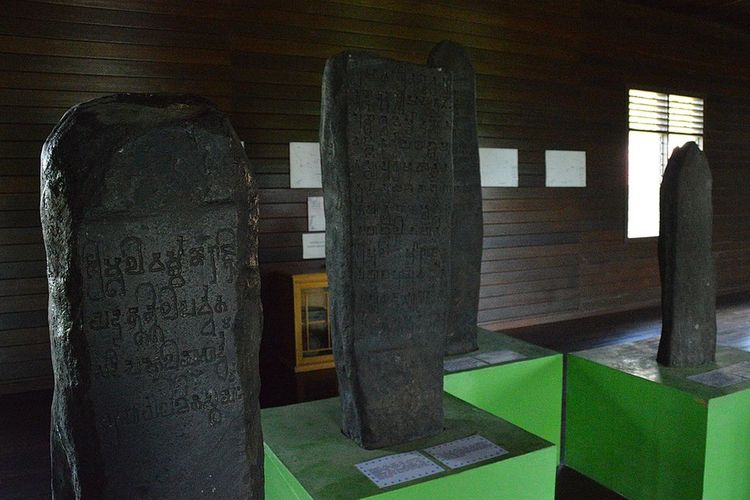 Bukti Peninggalan Kerajaan Kutai (Replika Yupa)