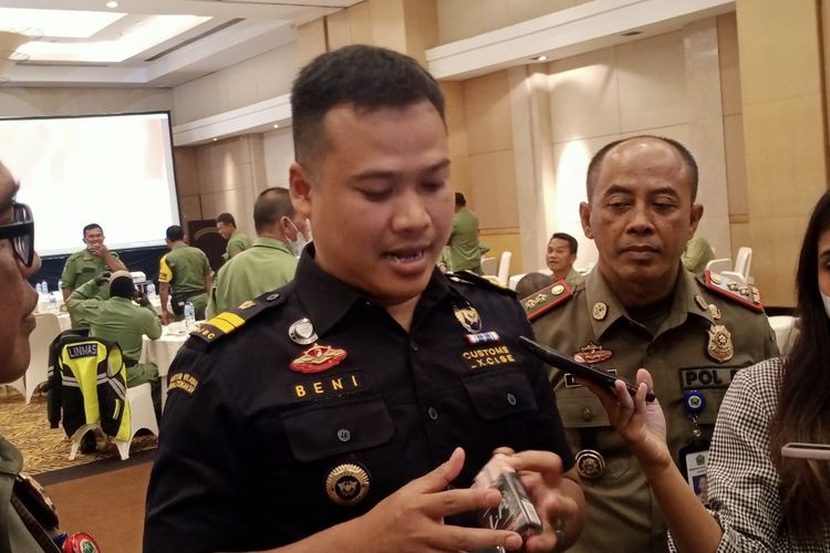 Penyidik Bea Cukai Malang, Beni Setiawan saat diwawancarai usai melakukan Sosialisasi Cukai kepada ratusan personel Linmas pada Senin (28/11/2022) di salah satu hotel di Kota Malang.