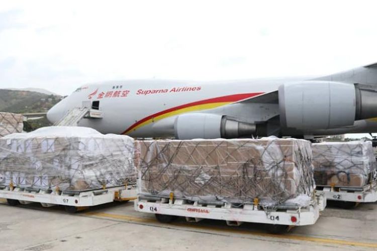 Pesawat yang dikirim pemerintah China mendarat di Caracas, Venezuela, membawa bantuan medis 71 ton. (Kementerian Komunikasi Venezuela via CNN)