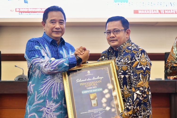 Pj Gubernur Sulsel Bahtiar Baharuddin menyerahkan penghargaan Adipura 2023 kepada bupati/walkot di Sulsel, Jumat (15/3/2024).