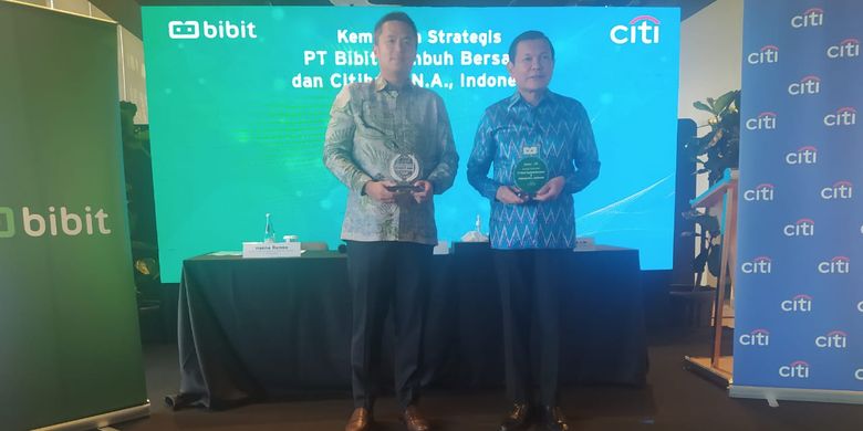 Berpose dari kiri ke kanan CEO dan Co-founder Bibit Sigit Kouwagam dan CEO Citi Indonesia Batara Sianturi pada kemitraan strategis perluasan wealth management kedua pihak, Kamis 920/7/2023) di Jakarta.

