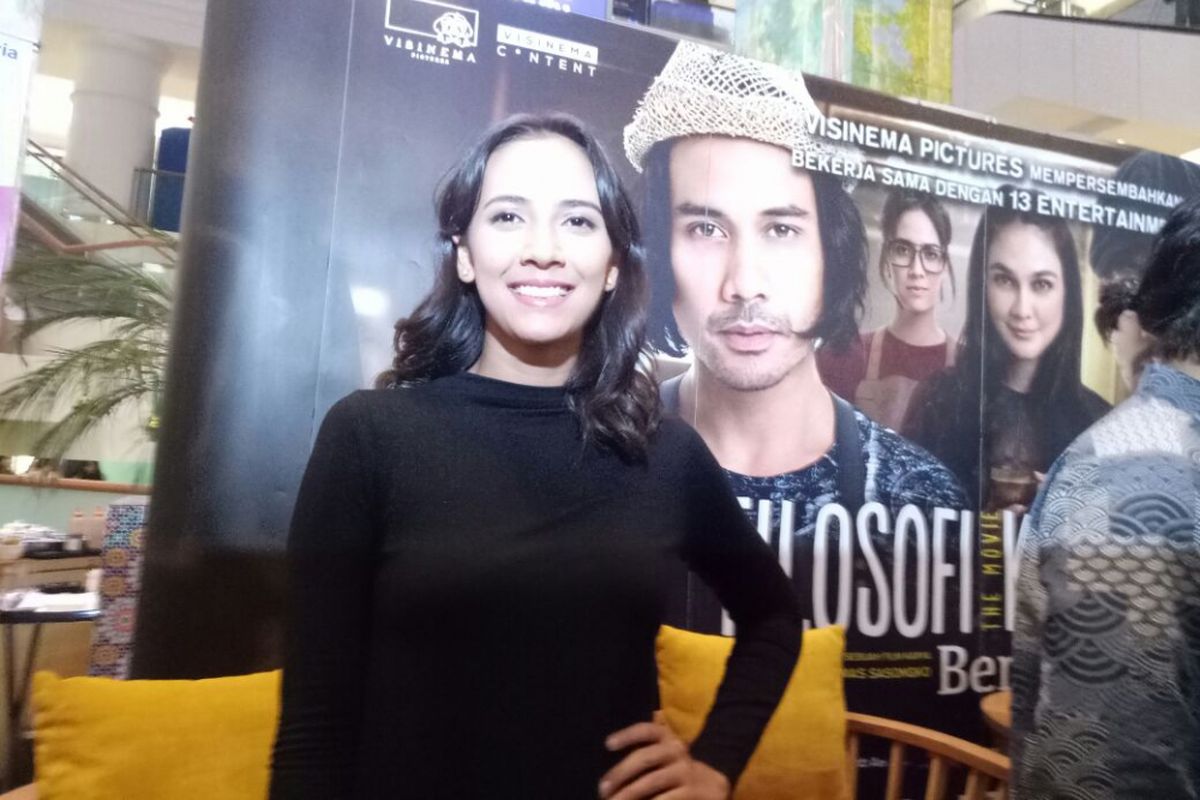 Nadine Alexandra berpose pada jumpa pers film Filosofi Kopi 2 : Ben & Jody di Plaza Indonesia, Jakarta Pusat, Rabu (5/6/2017).