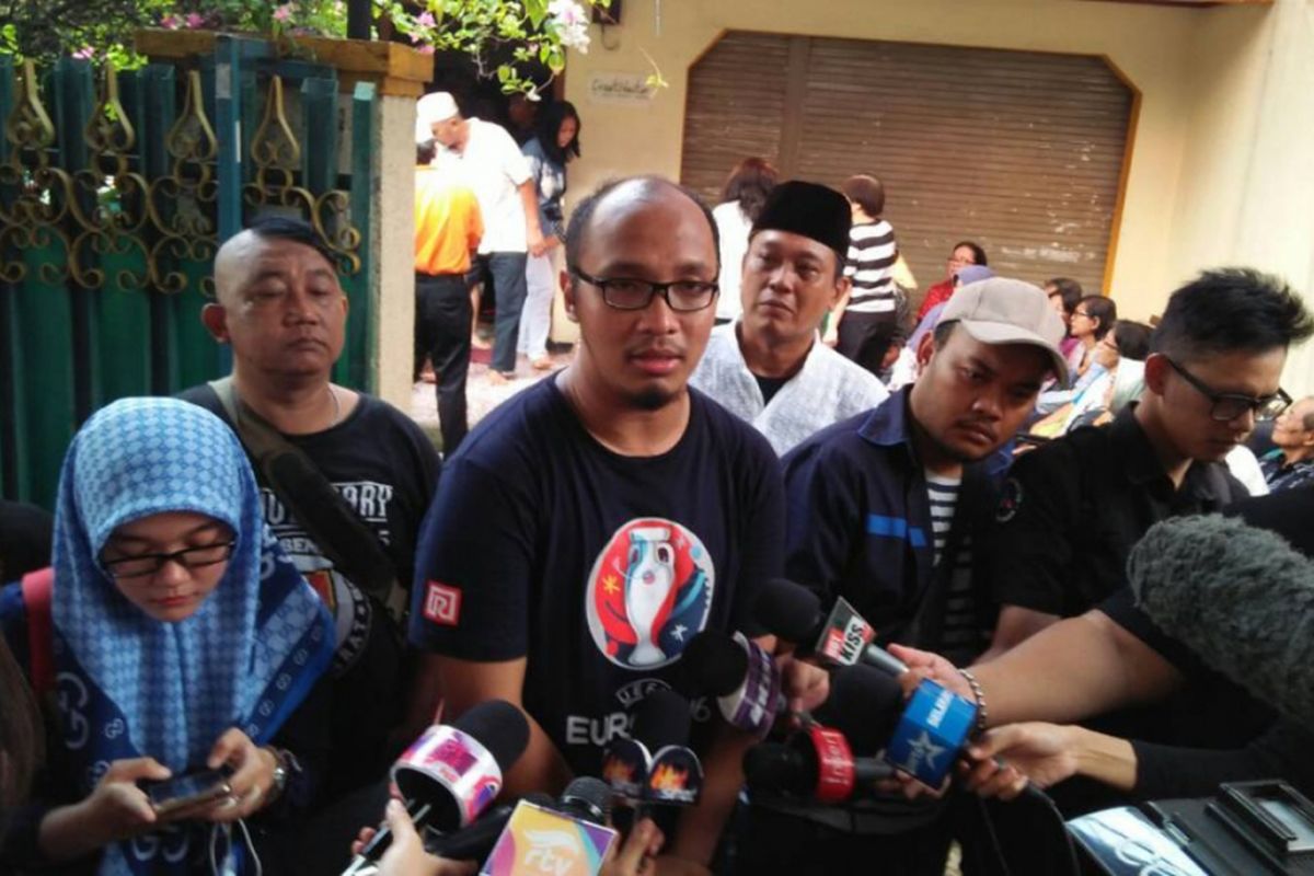 Anak mendiang Cahyono, Agung, di rumah duka di Jalan Madrasah 1, Kebon Jeruk, Jakarta Barat, Kamis (25/5/2017).